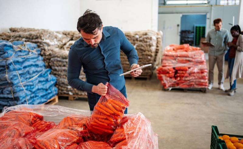 Warehouse associate using food supply chain software